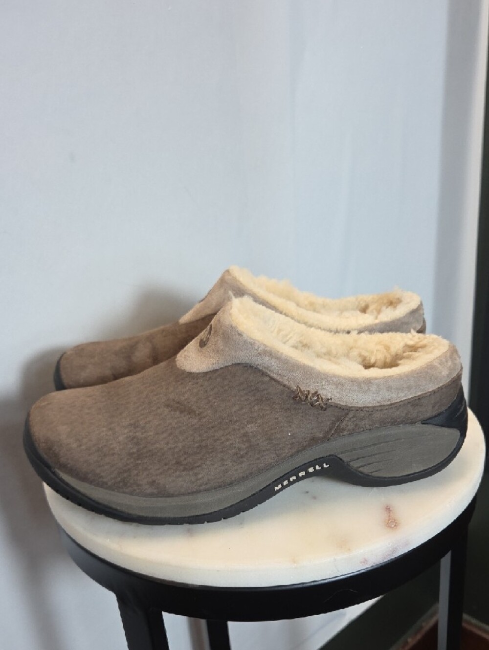 Merrell Taupe Suede Slip-On Clogs with Cream Fleece Lining Size 8 - Picture 5 of 8